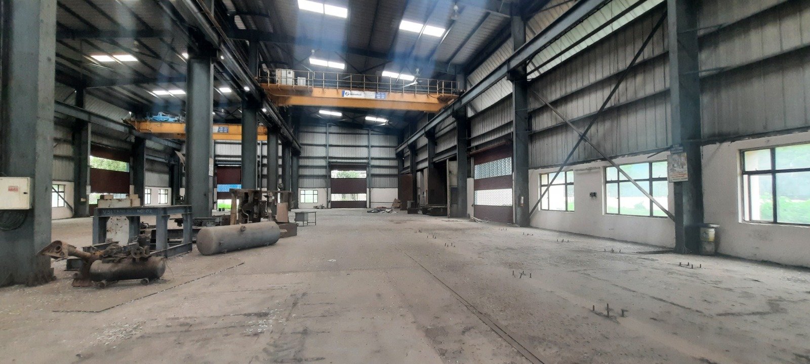 Industrial shed with crane bay